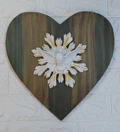 Coração em madeira com Divino