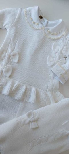 Saída de maternidade em tricô bordados à mão na internet
