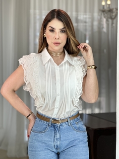 Modelo usando a blusa Maisa Babado e Drape, com detalhes em renda e botões, combinada com jeans claros.