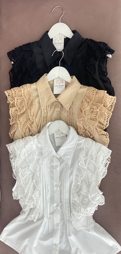 Conjunto de blusas femininas em preto, bege e branco com babados e detalhes em drapeado.