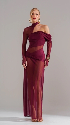 Vestido longo de tule na cor vinho com recortes, apresentando um design elegante e moderno.