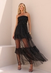 Vestido longo preto de tule com poás, sem alças e detalhes em camadas, modelo elegante.