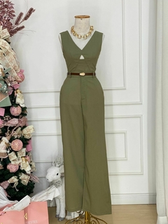 Conjunto Marina de linho cropped e calça pantalona na cor verde, exposto em um manequim.