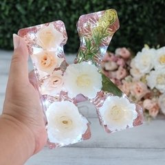 Luminária | Letra grande com flores artificiais - comprar online