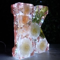 Luminária | Letra grande com flores artificiais na internet