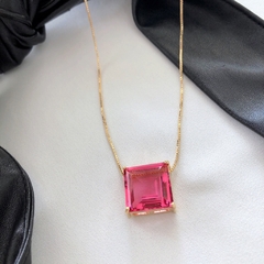 Colar com pingente cristal quadrado rosa banhado a ouro