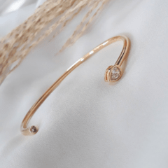 Bracelete liso com detalhes em zircônias banhado a ouro