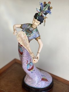 Escultura em cloisonné representando gueixa na internet