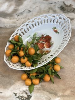 Cesta oval em porcelana alemã com decoração de frutas.