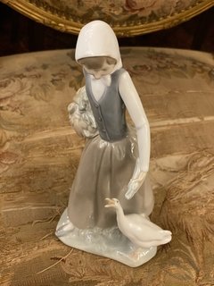 Escultura em porcelana “Menina e o ganço” NAO Lladro - Art Rarus Antiquário