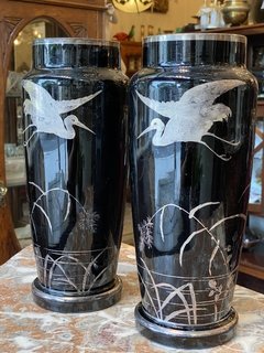 Par de vasos em opalina negra com pintura de aves na internet