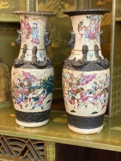 Par de vasos em grés chinês com pintura de cena