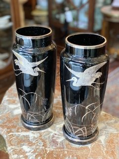 Par de vasos em opalina negra com pintura de aves - loja online