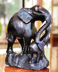 Escultura africana em madeira ebanizada representando elefante e seu filhote