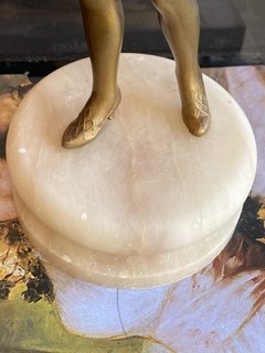 Escultura em Pétit Bronze com figura de bailarina, com base em alabastro. - Art Rarus Antiquário