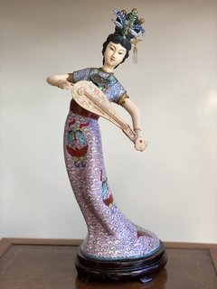 Escultura em cloisonné representando gueixa