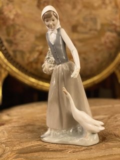 Imagem do Escultura em porcelana “Menina e o ganço” NAO Lladro