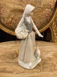 Escultura em porcelana “Menina e o ganço” NAO Lladro - comprar online
