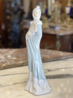 Escultura em porcelana “Dama com leque” NAO Lladro - comprar online