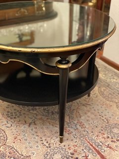 Mesa europeia em madeira na cor preta com detalhes em dourado - comprar online