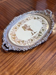 Bandeja oval em metal prateado com pintura em placa de vidro central