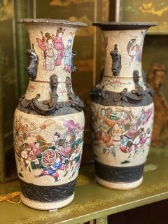 Par de vasos em grés chinês com pintura de cena - Art Rarus Antiquário