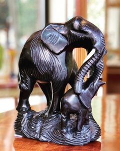 Escultura africana em madeira ebanizada representando elefante e seu filhote - loja online