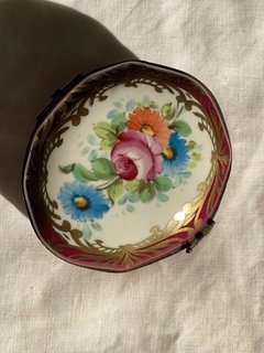 Pequena caixa em porcelana de Sèvres na internet
