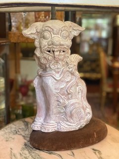Abajur em porcelana representando Cão de Fó - comprar online