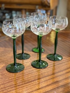 Conjunto de taças em cristal europeu com flores em satiné