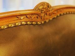Sofá estilo Louis XV em couro natural - Art Rarus Antiquário