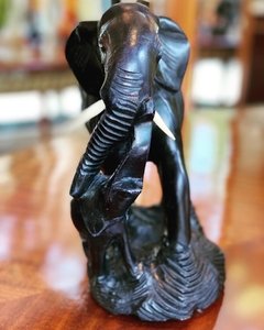 Escultura africana em madeira ebanizada representando elefante e seu filhote - comprar online