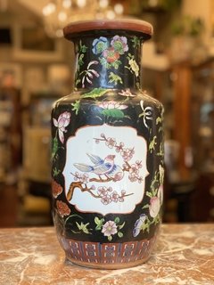 Vaso em porcelana chinesa com pintura de pássaros e flores