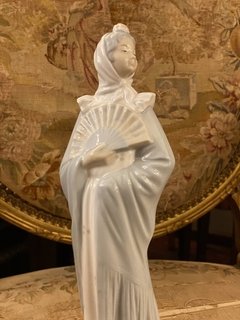 Escultura em porcelana “Dama com leque” NAO Lladro