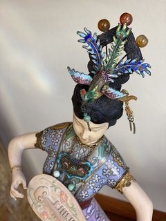 Escultura em cloisonné representando gueixa - Art Rarus Antiquário