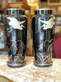 Par de vasos em opalina negra com pintura de aves - comprar online