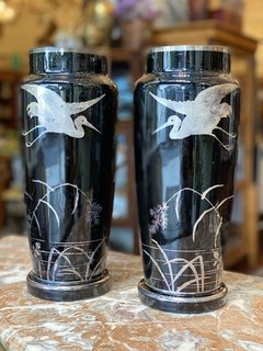 Par de vasos em opalina negra com pintura de aves