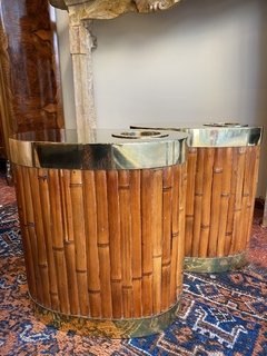 Par de mesas de apoio em bambu com acabamento em latão, década de 70, assinadas.