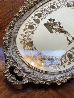Bandeja oval em metal prateado com pintura em placa de vidro central - comprar online
