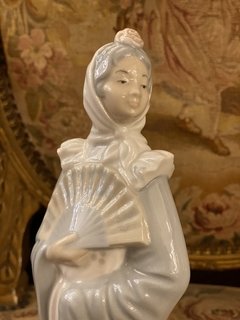 Escultura em porcelana “Dama com leque” NAO Lladro - loja online