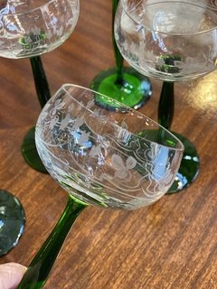 Conjunto de taças em cristal europeu com flores em satiné na internet
