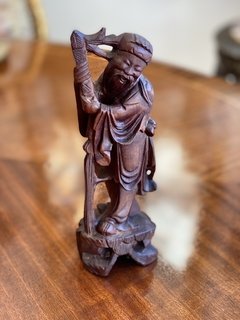 Escultura oriental em madeira representando “Sábio” - comprar online