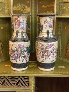 Par de vasos em grés chinês com pintura de cena - comprar online