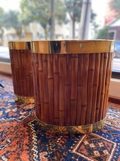 Par de mesas de apoio em bambu com acabamento em latão, década de 70, assinadas. - loja online