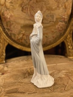 Escultura em porcelana “Dama com leque” NAO Lladro na internet