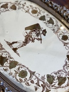 Bandeja oval em metal prateado com pintura em placa de vidro central na internet