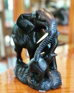 Escultura africana em madeira ebanizada representando elefante e seu filhote - Art Rarus Antiquário