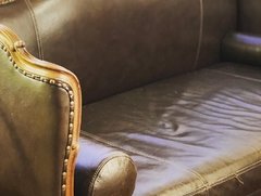 Sofá estilo Louis XV em couro natural na internet