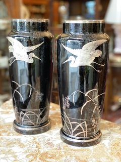 Par de vasos em opalina negra com pintura de aves - Art Rarus Antiquário