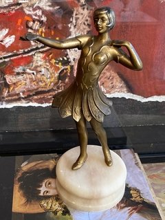 Escultura em Pétit Bronze com figura de bailarina, com base em alabastro.